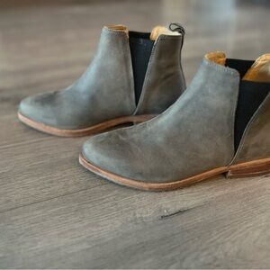 Nisolo Black and Tan Leather Interior